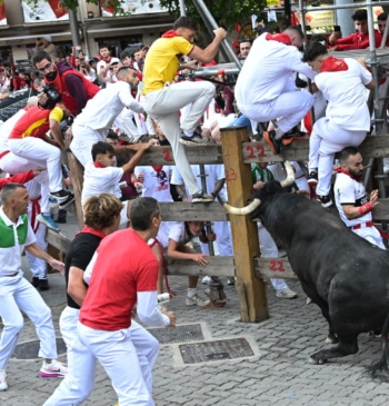 Un toro de Cebada Gago, Caminante, causa el pánico desde Estafeta a [...]