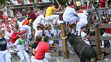 Un toro de Cebada Gago, Caminante, causa el pánico desde Estafeta a la plaza