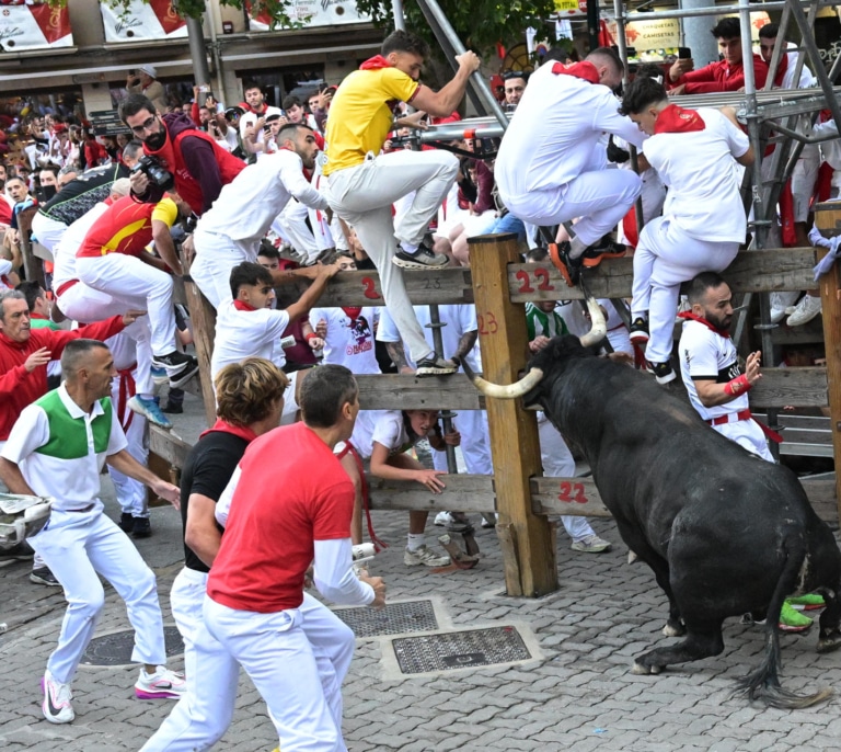 Un toro de Cebada Gago, Caminante, causa el pánico desde Estafeta a la plaza