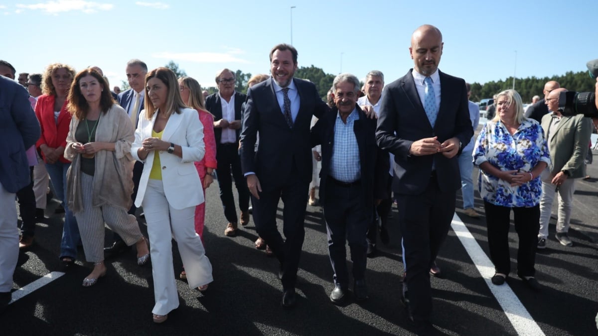 Puente se abraza a Revilla en "una jornada histórica en Cantabria"