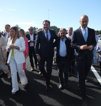 Puente se abraza a Revilla en "una jornada histórica en Cantabria"