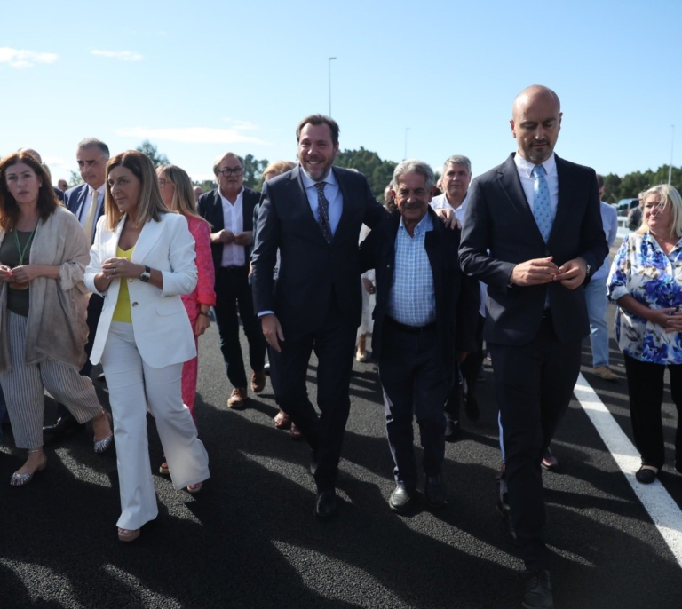 Puente se abraza a Revilla en "una jornada histórica en Cantabria"
