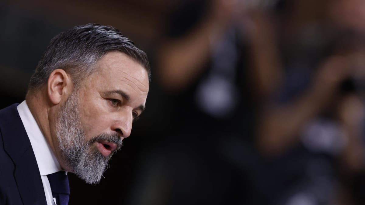El presidente de Vox, Santiago Abascal, se dirige a Alberto Núñez Feijóo en el monográfico por corrupción de este miércoles en el Congreso