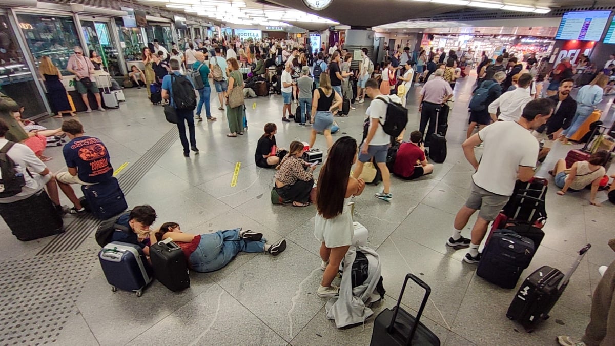 Pasajeros esperan en la estación de Atocha (Madrid).