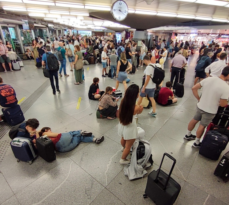 Adif restablece el tráfico ferroviario tras más de 14 horas pero avisa de retrasos