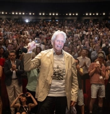 Michael Douglas se detiene pero no se despide