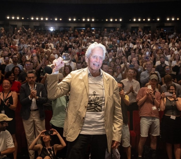 Michael Douglas se detiene pero no se despide
