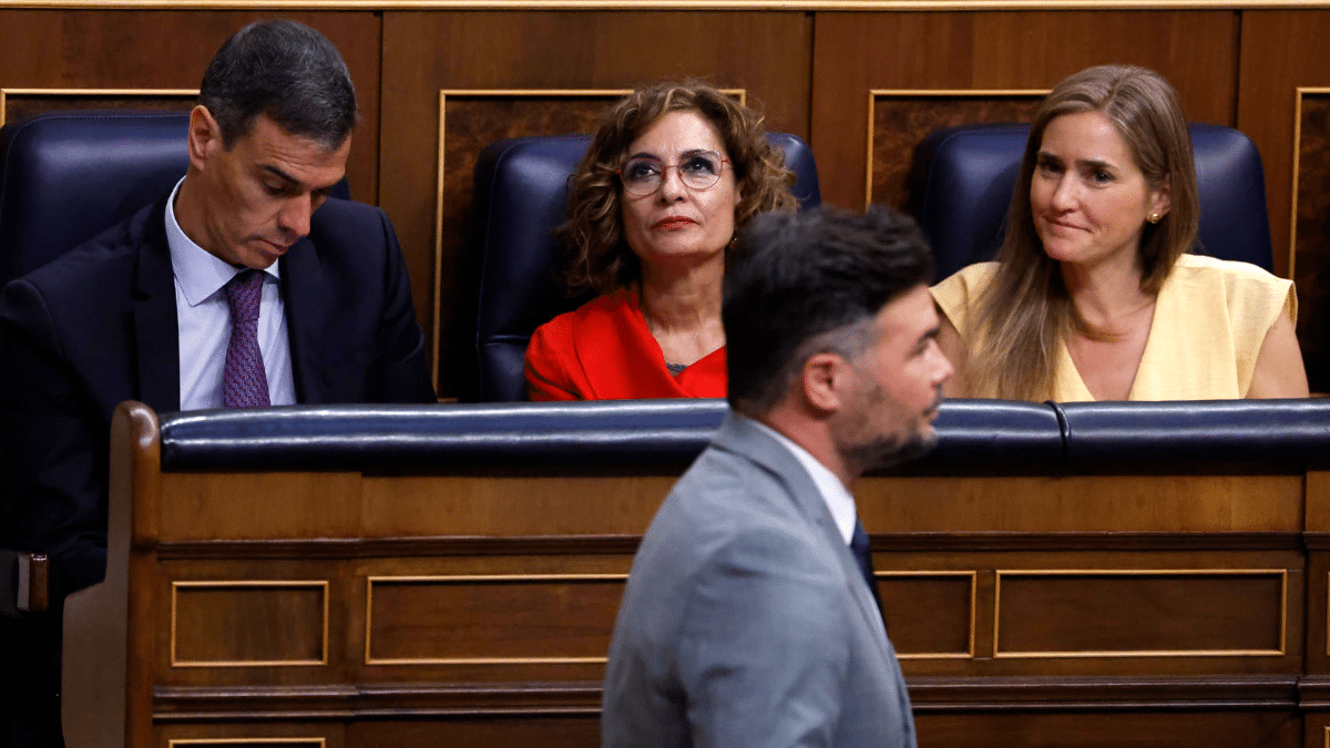 Gabriel Rufián pasa ante Sánchez, Montero y Aagesen tras su intervención en el pleno del pasado miércoles.