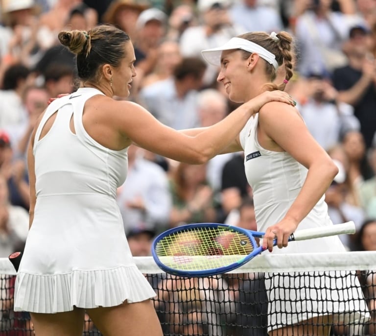 Aryna Sabalenka se impone a Elise Mertens en Wimbledon y avanza a cuartos de final