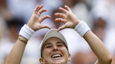 Belinda Bencic derrotó a Mirra Andreeva en dos sets muy igualados, ambos decididos en tie-breaks (7-6(3), 7-6(2)) y avanza a semifinales en Wimbledon