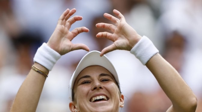 Belinda Bencic derrotó a Mirra Andreeva en dos sets muy igualados, ambos decididos en tie-breaks (7-6(3), 7-6(2)) y avanza a semifinales en Wimbledon
