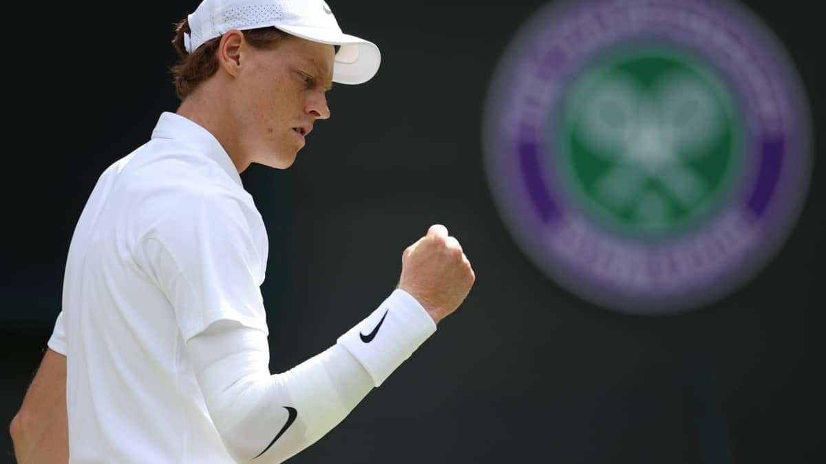 Jannik Sinner mantiene la protección en su codo antes del duelo contra Novak Djokovic