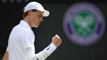 Jannik Sinner mantiene la protección en su codo antes del duelo contra Novak Djokovic