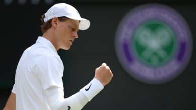 Jannik Sinner mantiene la protección en su codo antes del duelo contra Novak Djokovic