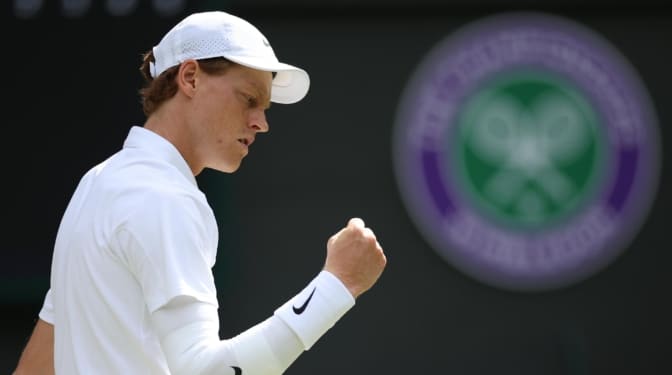 Jannik Sinner mantiene la protección en su codo antes del duelo contra Novak Djokovic