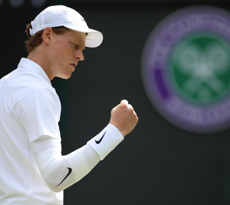 Jannik Sinner mantiene la protección en su codo antes del duelo contra Novak Djokovic