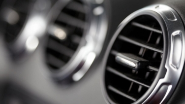 Lo que nunca debes hacer con el aire acondicionado del coche según los expertos: te lo vas a cargar