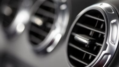 Lo que nunca debes hacer con el aire acondicionado del coche según los expertos: te lo vas a cargar