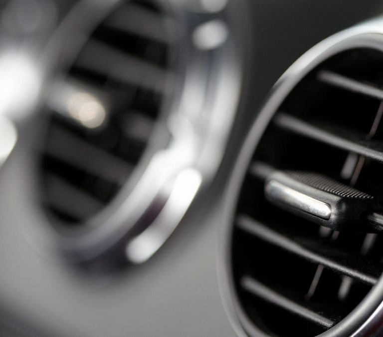 Lo que nunca debes hacer con el aire acondicionado del coche según los expertos: te lo vas a cargar