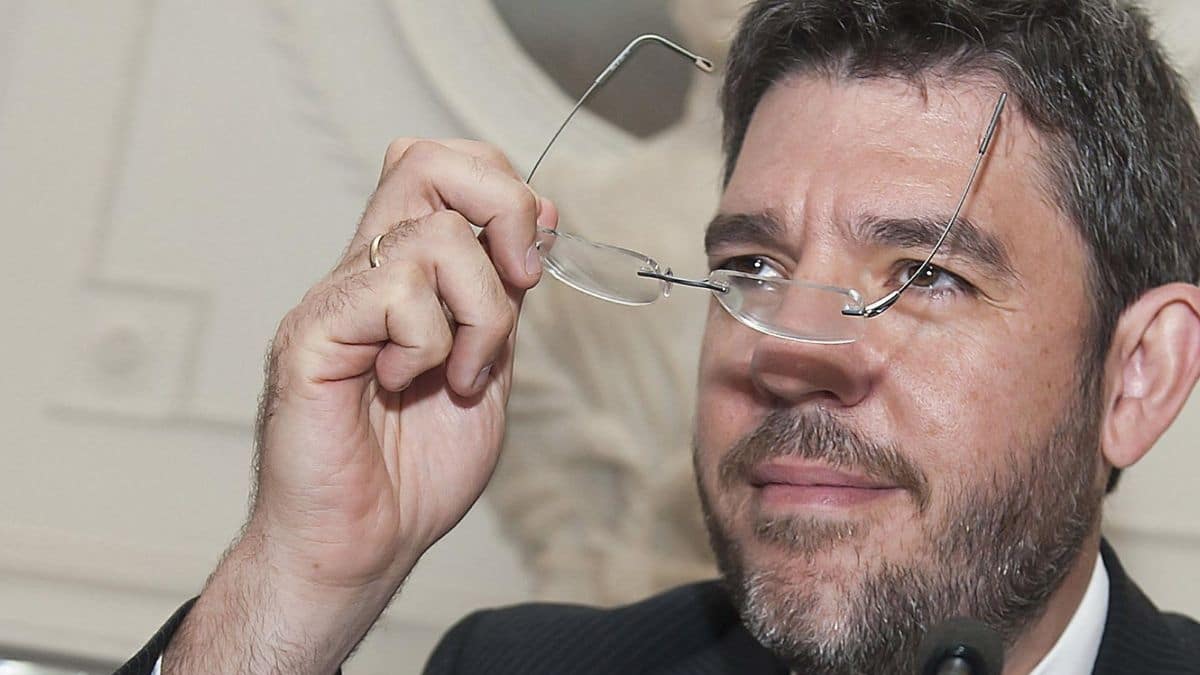 Feijóo refuerza el área económica del PP con el fichaje de Alberto Nadal y mantiene a Juan Bravo para hacienda