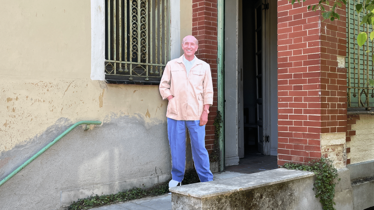 Una silueta de cartón de Vicente Aleixandre recibe a los visitantes en la puerta de su casa en Madrid durante la primera jornada de puertas abiertas.