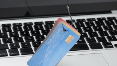 Detienen a una mujer por estafar más de 128.000 euros a ancianos con su tarjeta de crédito