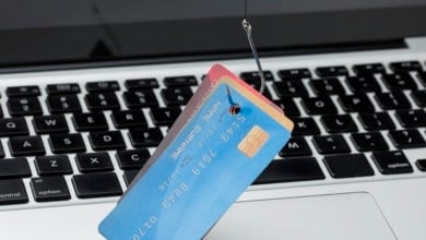 Detienen a una mujer por estafar más de 128.000 euros a ancianos con su tarjeta de crédito