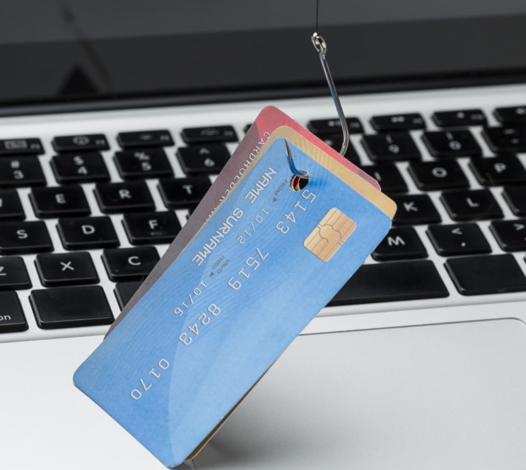 Detienen a una mujer por estafar más de 128.000 euros a ancianos con su tarjeta de crédito