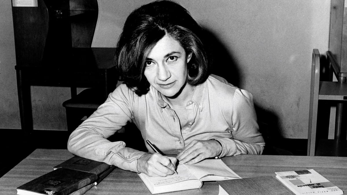 FOTO DE ARCHIVO. Ana María Matute, durante una firma de libros en los setenta