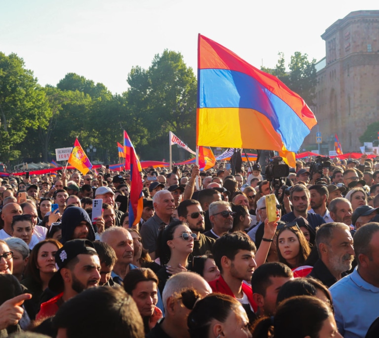 Armenia se aleja definitivamente de Moscú