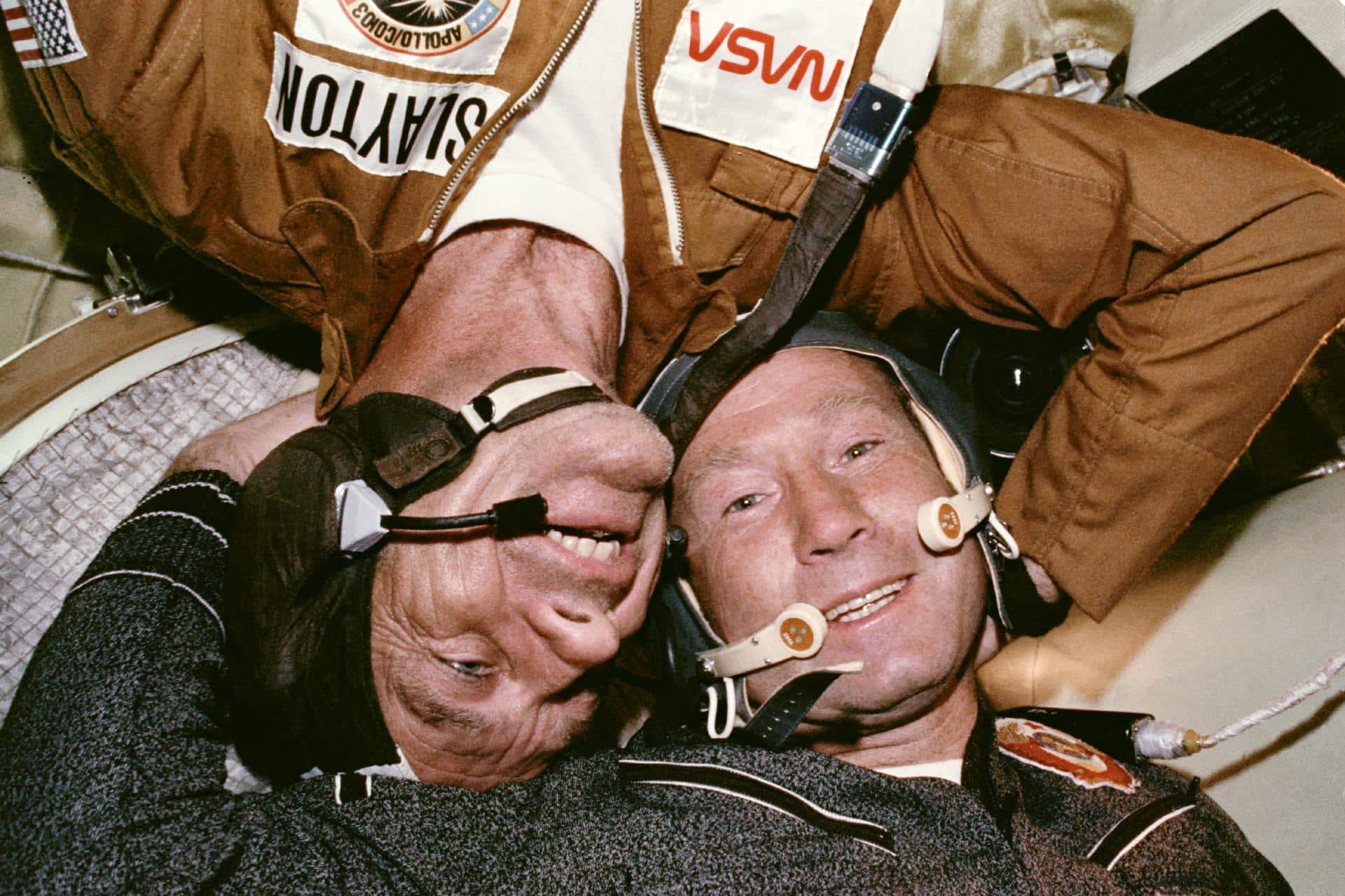  Donald K. Slayton y Alekséi Leónov durante la convivencia de ambas tripulaciones en el espacio.