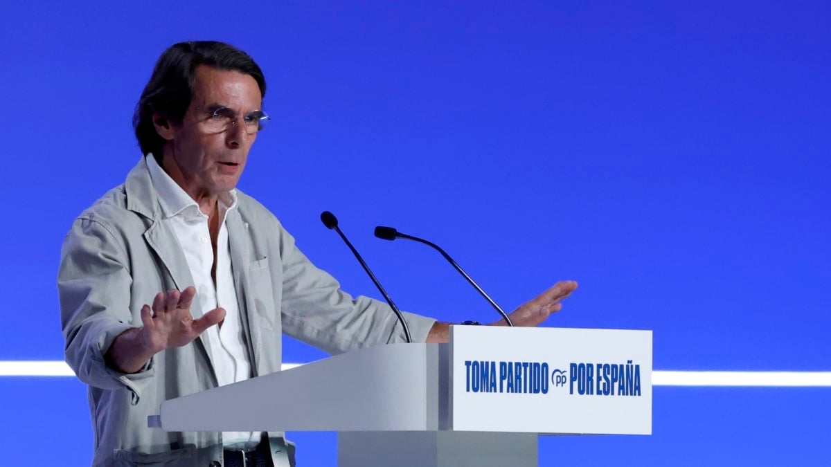 El ex presidente del Gobierno José María Aznar interviene durante el XXI Congreso Nacional del PP, este viernes en el recinto ferial Ifema de Madrid.