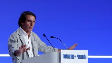 Aznar avisa a Sánchez: "Si pactas con delincuentes no te extrañe acabar en la cárcel porque ese es tu ambiente"