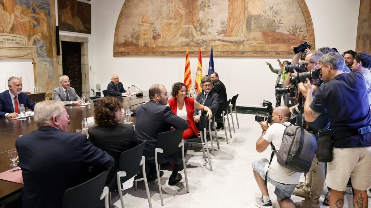 GRAFCAT516. BARCELONA, 14/07/2025.- Los consellers de Presidencia, Albert Dalmau (4d), y de Economía, Alicia Romero (3d), y el ministro de Política Territorial y Memoria Democrática, Ángel Víctor Torres (i), durante la reunión de la Comisión Bilateral entre el Ejecutivo central y el Govern para abordar la financiación singular de Cataluña, un modelo pactado entre el PSC y ERC en la investidura de Pedro Sánchez. EFE/Andreu Dalmau