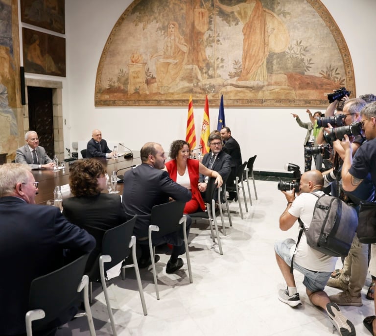 El Gobierno firma con Illa un modelo financiero inconcreto y de difícil aprobación  pero que subleva a Page y Barbón