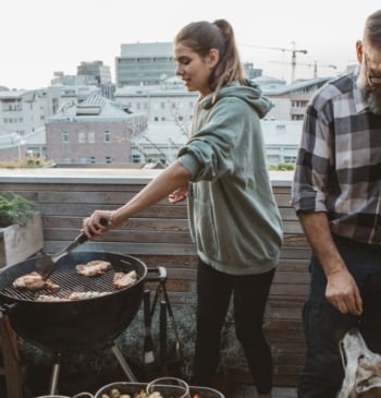 ¿Es legal hacer una barbacoa en la terraza de mi casa?