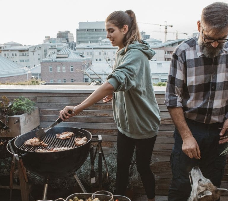 ¿Es legal hacer una barbacoa en la terraza de mi casa?