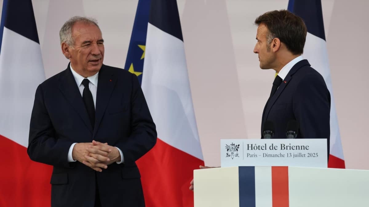 El primer ministro francés, François Bayroy, (i) junto al presidente Emmanuel Macron