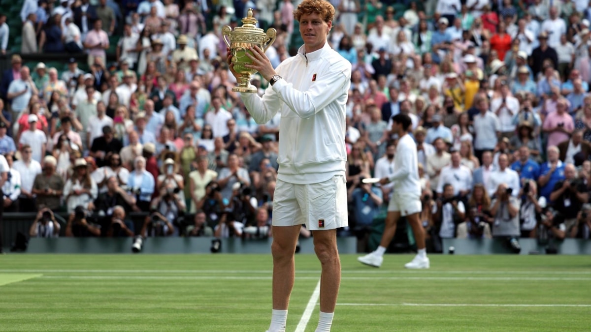 Jannik Sinner junto al trofeo de Wimbledon 2025