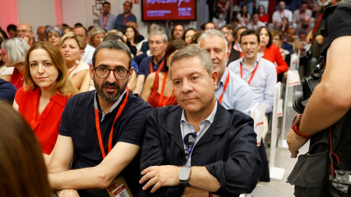 MADRID, 05/07/2025.- El presidente de la Junta de Comunidades de Castilla-La Mancha, Emiliano García-Page (d), durante el Comité Federal del PSOE este sábado, en la sede del partido en la madrileña calle de Ferraz. EFE/ Pablo Blázquez Domínguez POOL