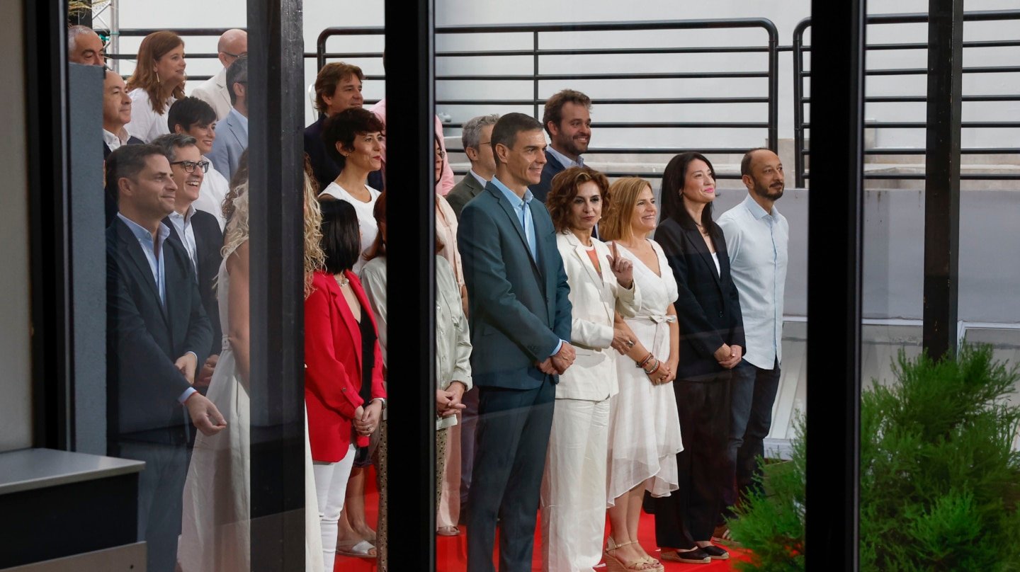 MADRID, 07/07/2025.- El presidente del Gobierno y secretario general del PSOE, Pedro Sánchez (c), posa para una foto de familia junto a los miembros de la Comisión Ejecutiva Federal del PSOE antes de la reunión este lunes en Madrid. EFE/ Chema Moya