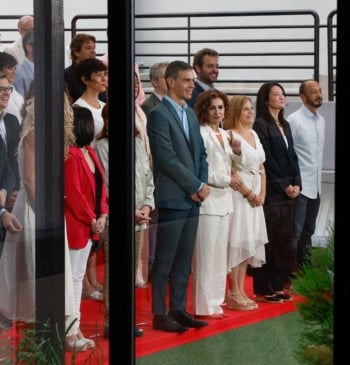 El círculo de Sánchez le pide que escuche más y salga del [...]