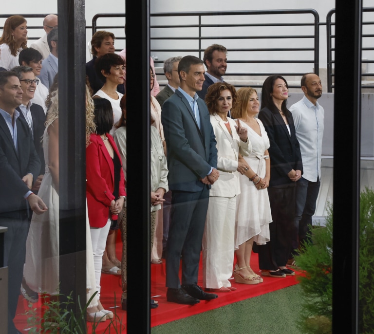 El círculo de Sánchez le pide que escuche más y salga del aislamiento