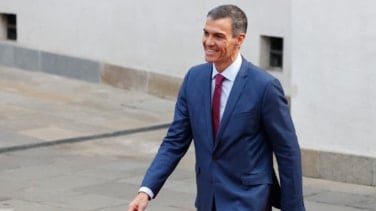 Sánchez acaba el curso vivo, pero con (muchos) costurones