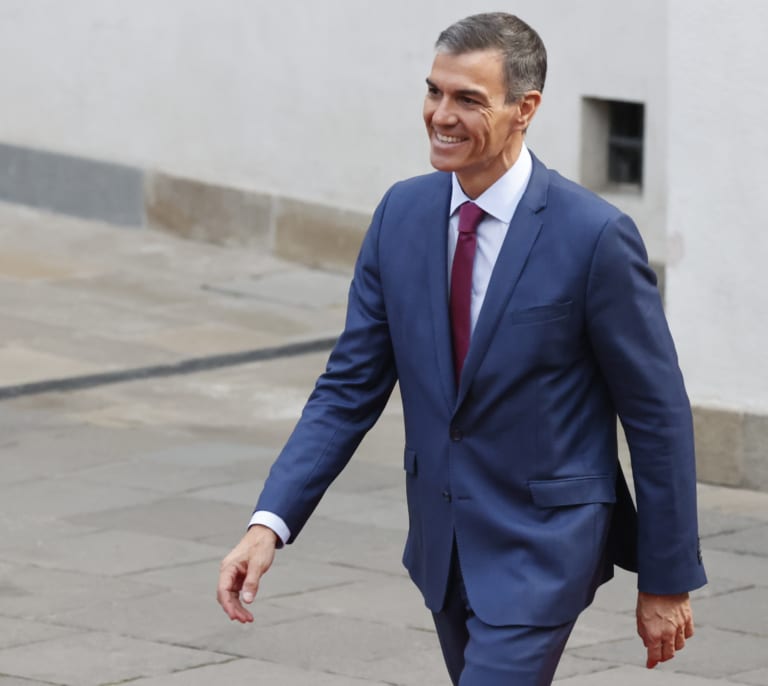 Sánchez acaba el curso vivo, pero con (muchos) costurones