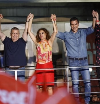 El PSOE recorta a Santos Cerdán y Begoña Gómez del vídeo rememorando [...]