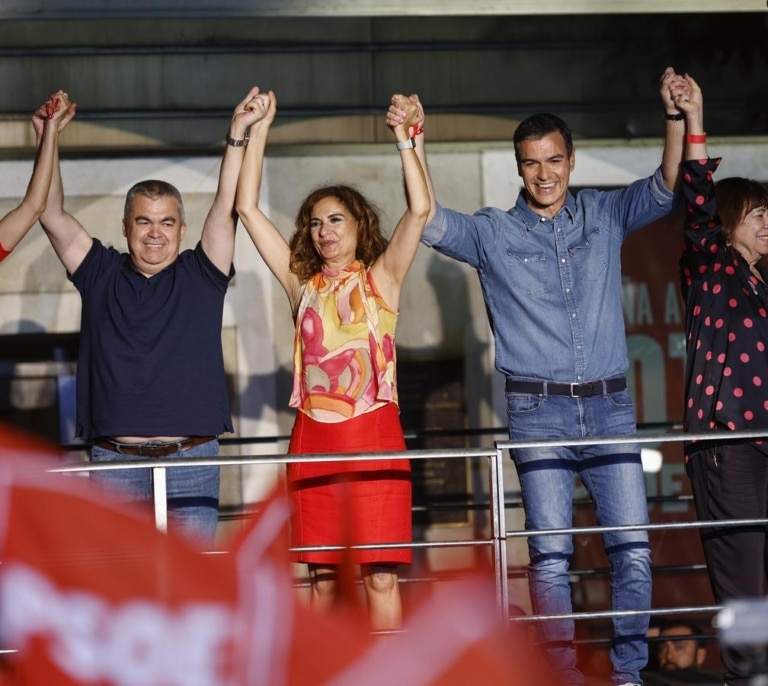 El PSOE recorta a Santos Cerdán y Begoña Gómez del vídeo rememorando el 23J