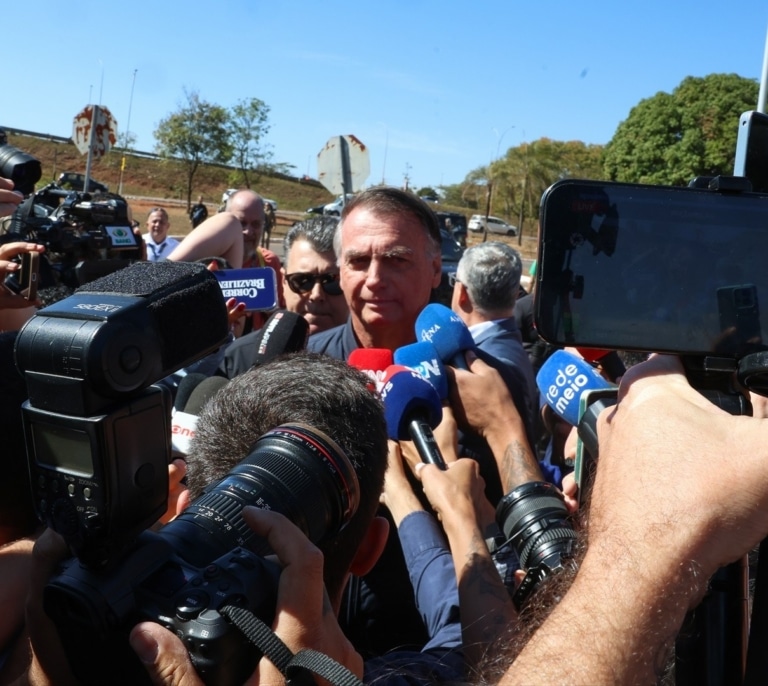 Bolsonaro, sin redes sociales y con tobillera electrónica por orden del Supremo