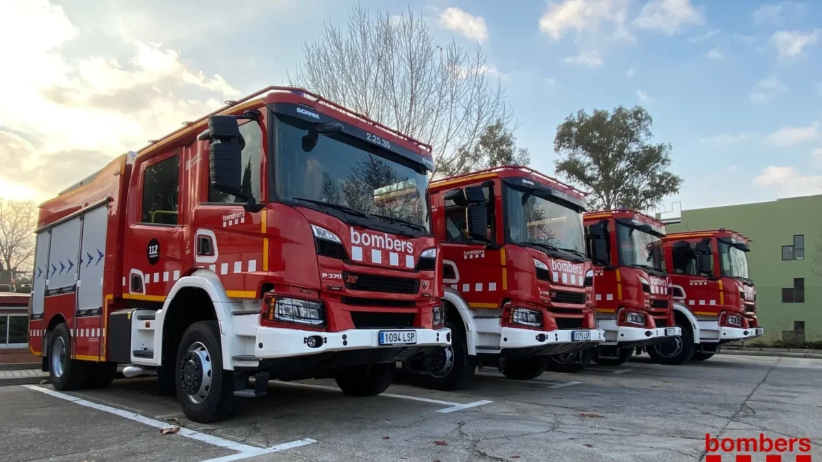 14 dotaciones de Bomberos combaten un incendio cerca de un club en Terrassa