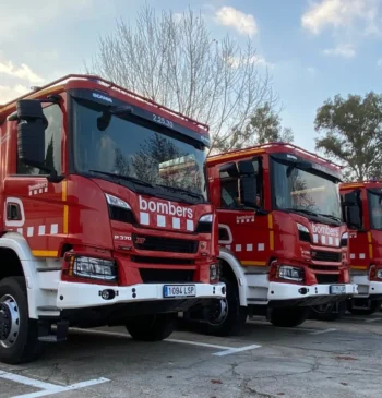 14 dotaciones de Bomberos combaten un incendio cerca de un club en [...]